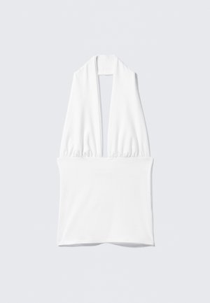 Top alb fără mâneci, cu un decolteu adânc în V și detalii adunate la umeri, realizat dintr-un material neted și elastic.