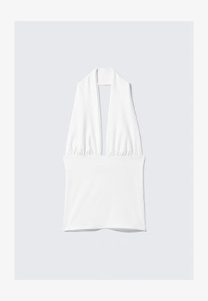 Top alb fără mâneci, cu un decolteu adânc în V și detalii adunate la umeri, realizat dintr-un material neted și elastic.