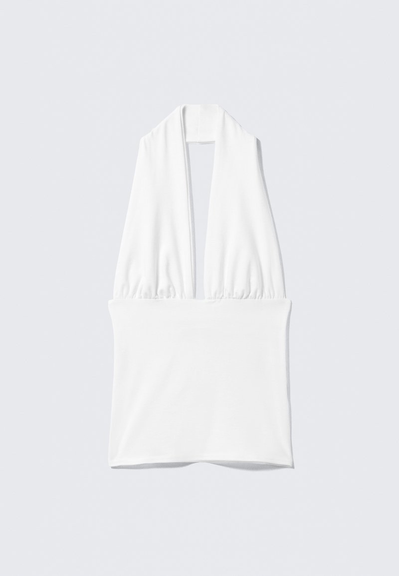Haut blanc sans manches avec un profond décolleté en V et des fronces aux épaules, confectionné dans un tissu lisse et extensible.