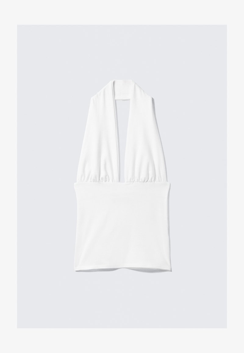 Haut blanc sans manches avec un profond décolleté en V et des fronces aux épaules, confectionné dans un tissu lisse et extensible.