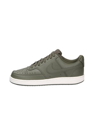 Sneaker in pelle verde oliva con profilo basso, punta perforata, accenti testurizzati, lacci arrotondati e suola in gomma bianca.