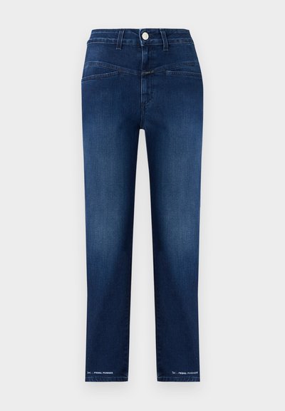 Σκούρο μπλε τζιν παντελόνι με ίσια γραμμή, μπροστινό κουμπί, εμφανείς ραφές και το κείμενο «PEDAL PUSHER» κοντά στο τελείωμα και στα δύο πόδια.