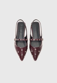 Burgundy slingback-kengät, joissa on terävä kärki, hopeiset silmukkakoristeet ja pieni hihna pyöreällä soljella. Ihanan sileä nahkapinta.