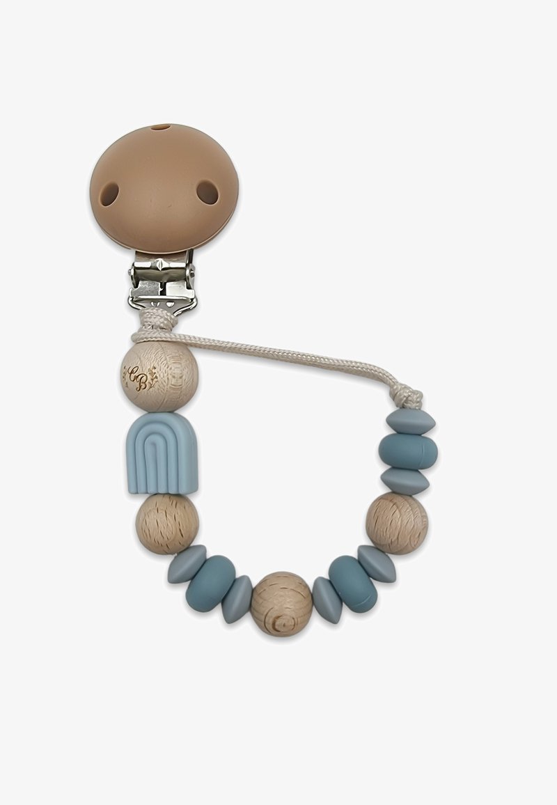 Attache-tétine avec une base en silicone beige et un clip en métal. Comprend des perles en bois beige et bleu, incluant une perle en forme d'arc bleu.