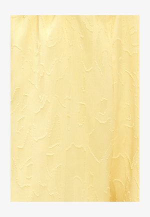 Tissu jaune texturé avec un motif en relief subtil, finition lisse et drapé fluide, adapté aux vêtements ou à l'ameublement.