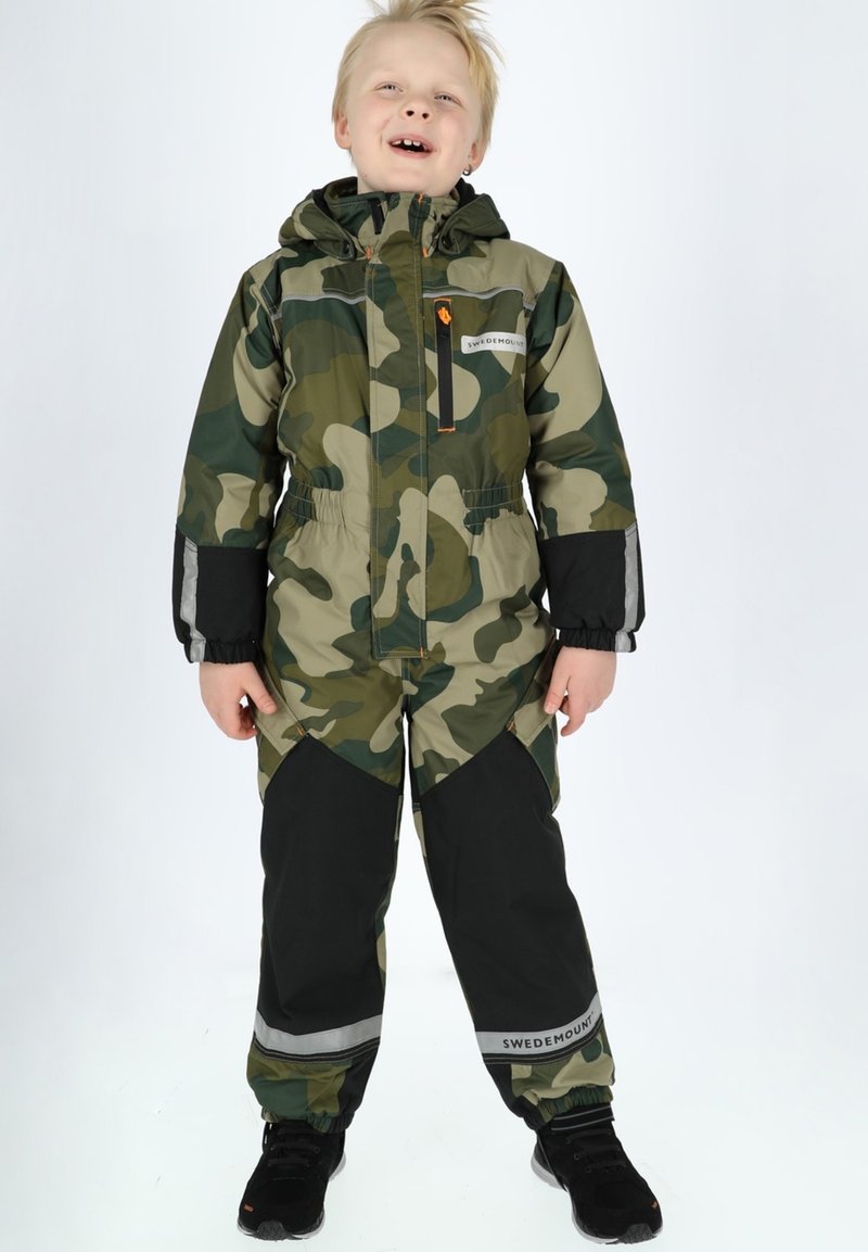 Camouflage sneeuwpak met capuchon, zwarte accenten, meerdere zakken en reflecterende strips. Gemaakt van dikke, geïsoleerde materialen voor warmte.