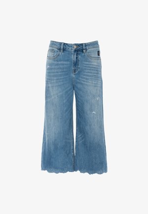 Světlé modré široké cropped džíny s jemným opráním a třepenými lemy, vybavené předními kapsami a knoflíkovým zapínáním.