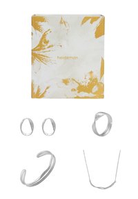 Zilveren sieradenset met een gegoten ring, twee oorbellen, een armband en een golfvormige ketting, allemaal gepresenteerd met een duurzame geschenkdoos.