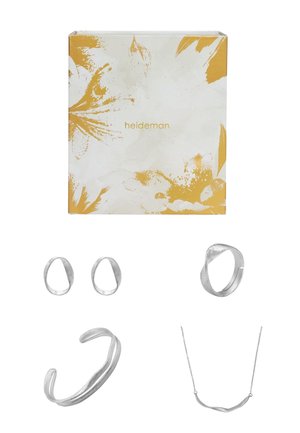 Ensemble de bijoux en argent comprenant une bague texturée, deux boucles d'oreilles, un bracelet manchette et un collier en forme de vague, le tout présenté avec une boîte cadeau florale.