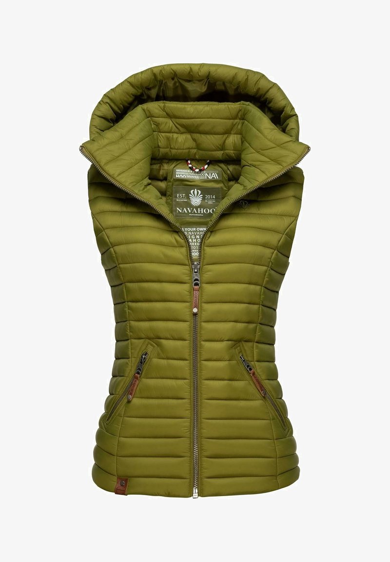 Olivgrüne isolierte Weste mit gepolstertem Material, hohem Kragen und zwei Reißverschluss-Taschen. Mit einem Reißverschluss vorne und einem Logo-Label ausgestattet.