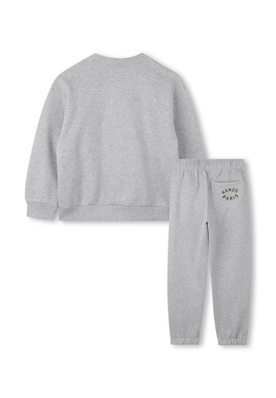 Ensemble sweat-shirt et pantalon en textile doux. Le sweat-shirt présente un col rond ; le pantalon a une taille élastique avec le logo "KENZO PARIS".