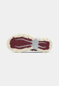 Suola di scarpa da ginnastica con battistrada bordeaux e beige, caratterizzata da motivi triangolari e una presa testurizzata su una base grigia.