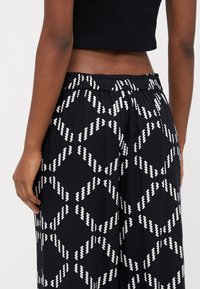 Vero Moda Petite VMBRINA PANTS  - Hlače - black
