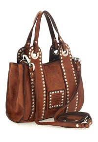 Borsa a tracolla in pelle marrone con borchie e dettagli in argento. Presenta due manici, una tracolla rimovibile e una targhetta rettangolare con il marchio.