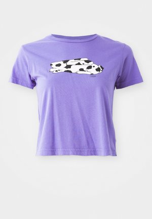 Lilla bomulds T-shirt med et sort-hvidt ko grafisk design. Korte ærmer og en afslappet pasform med rund halsudskæring.