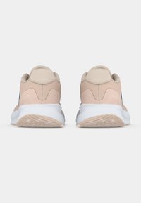 Sporta apavi gaiši persiku krāsā ar teksturētu augšdaļu, bēšiem akcentiem un baldu gumijas zolīti ar rakstainu protektoru.