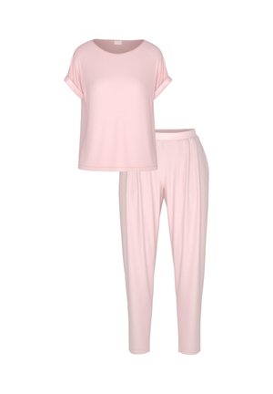 Haut rose clair à manches courtes avec revers roulés, accompagné d'un pantalon assorti taille haute à coupe décontractée.