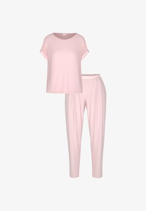 Haut rose clair à manches courtes avec revers roulés, accompagné d'un pantalon assorti taille haute à coupe décontractée.