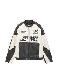 Černobílá závodní bunda s nápisy „LAST RACE“, „stud“ a „RACING ENERGY“, přední zip a druk na lemu.