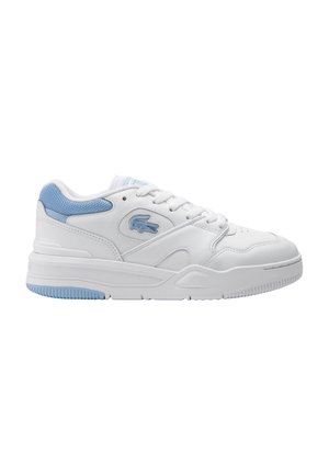 Hvid og lyseblå lavtop-sneaker med snørelukning og tekstureret sål, med en lille krokodille-logo på siden.