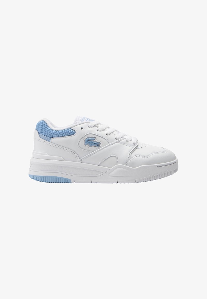 Baskets basses blanches et bleu clair avec un design à lacets et une semelle texturée, avec un petit logo crocodile sur le côté.