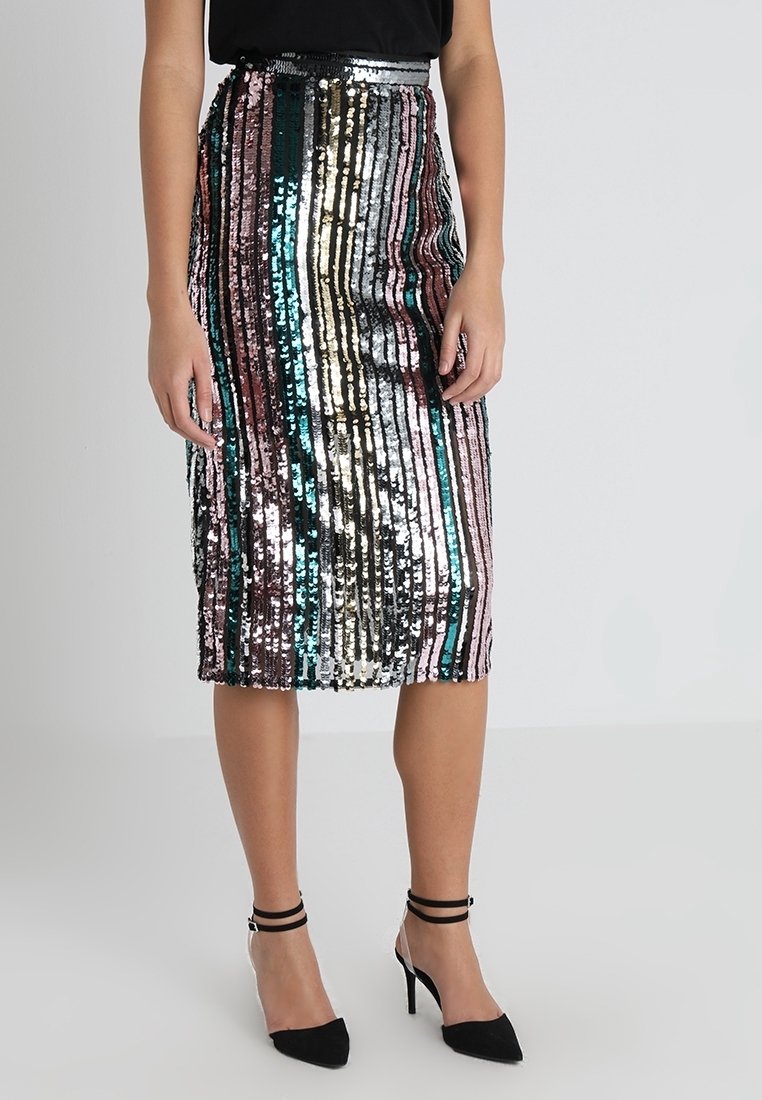 Jupe crayon en sequins avec des rayures verticales dans les couleurs : rose, bleu-vert, argent et noir. Longueur mi-mollet avec une silhouette ajustée.