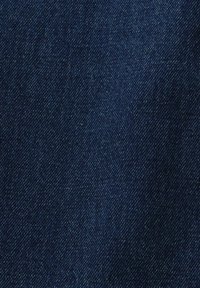 Tumma sininen denim-kangas, jolla on sileä rakenne, sisältäen viistomaisen kudontakuosisen ja hienovaraisia sävyerotteluja.