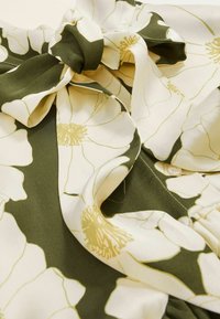 Reiss REGULAR FIT - NEVA FLORAL TIE-NECK SWING - Blousejurk - ivory green