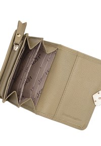 Beige pung lavet af tekstureret læder med guldfarvet hardware. Indvendigt har den flere kortlommer, et lynlåset område og et mønstret foder.