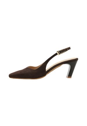 Zapato slingback de ante marrón con punta afilada, tacón negro de altura media y correa con hebilla dorada.