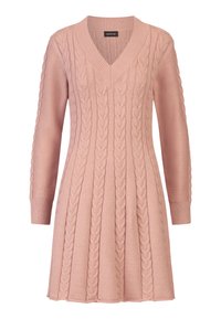 Kabelstrickkleid in sanftem Rosa mit V-Ausschnitt, langen Ärmeln und strukturierten Mustern über den Körper verteilt. Glatte, gerippte Bündchen.