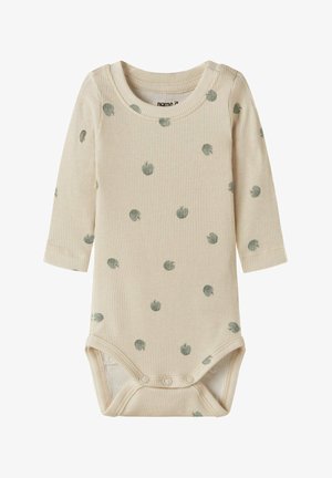 Beżowe prążkowane body niemowlęce z długim rękawem, wzorem zielonych jabłek oraz zatrzaskami w kroku, ułatwiającymi zmianę pieluszki.