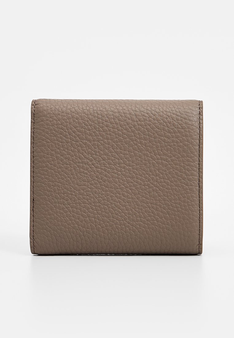 Portefeuille en cuir marron clair avec une finition texturée, présentant une forme rectangulaire compacte et des coutures visibles le long des bords.