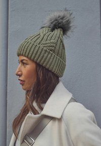 Next CABLE  REGULAR FIT - Kootud müts - khaki green