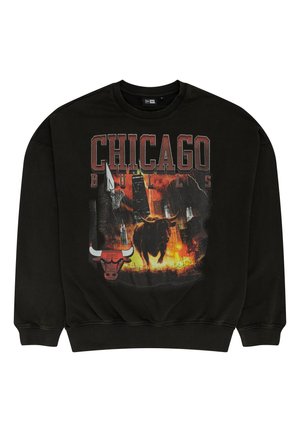 Svart hettegenser med grafisk design av en okse og bysilhuett med "CHICAGO BULLS" i fete røde bokstaver. Ribbestrikkede ermer og kant.