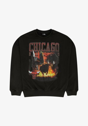Svart hettegenser med grafisk design av en okse og bysilhuett med "CHICAGO BULLS" i fete røde bokstaver. Ribbestrikkede ermer og kant.