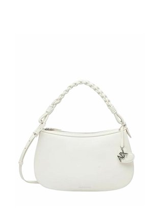 Bolso de mano de cuero blanco con asa trenzada, correa de hombro ajustable, cremallera plateada y charm con forma de corazón adjunto junto al tirador de la cremallera.