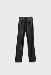 Zwarte faux leren broek met een gladde textuur, rechte pijpen en subtiele plooien bij de tailleband.