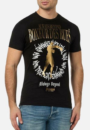 T-shirt nera a manica corta con grafiche dorate e bianche, inclusa una silhouette di un pugile e il testo del marchio, realizzata in tessuto di cotone.