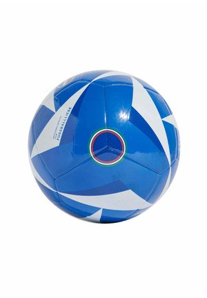 Pallone da calcio blu e bianco con motivi geometrici e logo circolare con anelli rosso, verde e bianco su sfondo bianco.