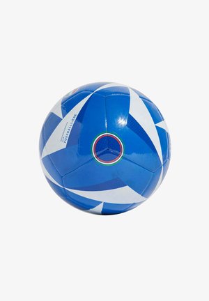 Pallone da calcio blu e bianco con motivi geometrici e logo circolare con anelli rosso, verde e bianco su sfondo bianco.