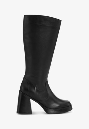 Melnas ceļgala augstumā botās, kas izgatavotas no gludas ādas, ar masīnu papēdi un noapaļotu purngalu. Dizains ir elegants ar minimālu aparatūru.