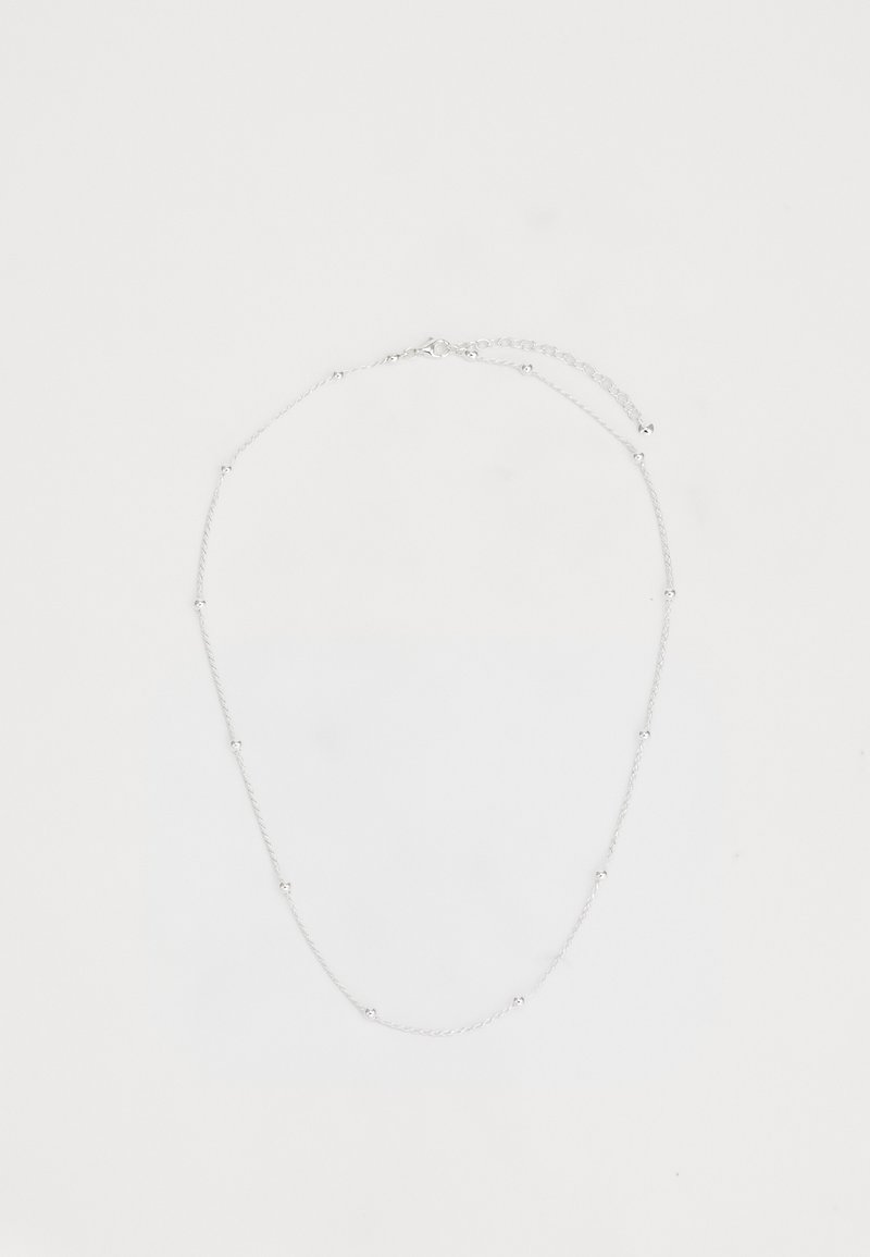 Strieborný náhrdelník s prekrúteným dizajnom, ktorý obsahuje malé guľaté korálky rozmiestnené pozdĺž celej dĺžky. Jednoduché zapínanie na zadnej strane.