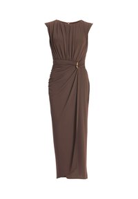 Robe midi marron sans manches avec taille froncée, drapé latéral et détail anneau doré sur le côté droit, dotée d'un col rond et d'une silhouette ajustée.