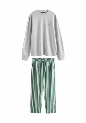 Hanorac gri cu gât rotund și mâneci lungi; pantaloni jogger cu dungi verzi și albe asortați, cu un brâu elastic.