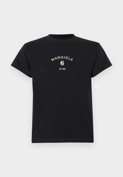Μαύρο κοντομάνικο t-shirt με την επιγραφή "MARGIELA 6 EST 1997" σε λευκό, τυπωμένη στο κέντρο του στήθους, με στρογγυλή λαιμόκοψη.