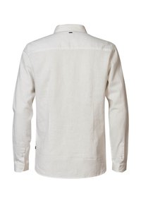 Witte linnen overhemd met lange mouwen, een button-down kraag, enkele achterbies en knoopmanchetten, met een soepele textuur en een relaxte pasvorm.