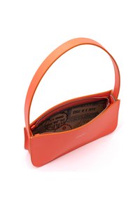 Oranje leren handtas met een ritssluiting en een enkele schouderband, met een patroon in de binnenvoering. Glad oppervlak, elegante vormgeving.