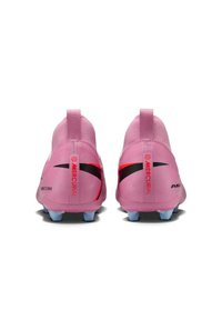 Para różowych korków piłkarskich Nike Mercurial widzianych od tyłu, z czarnym i czerwonym logo oraz jasnoniebieskimi kołkami.