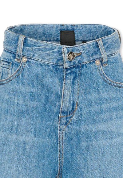 Ceinture de jean en denim bleu clair avec bouton avant, passants de ceinture, poches avant et détails de couture visibles.